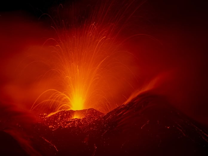 Etna Yanardağı lav ve kül püskürttü