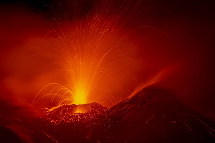 Etna Yanardağı lav ve kül püskürttü