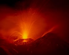 Etna Yanardağı lav ve kül püskürttü