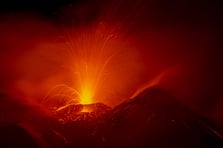 Etna Yanardağı lav ve kül püskürttü