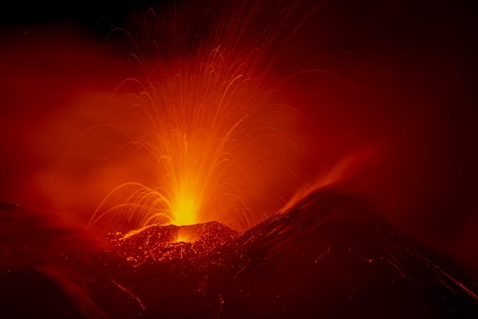 Etna Yanardağı lav ve kül püskürttü