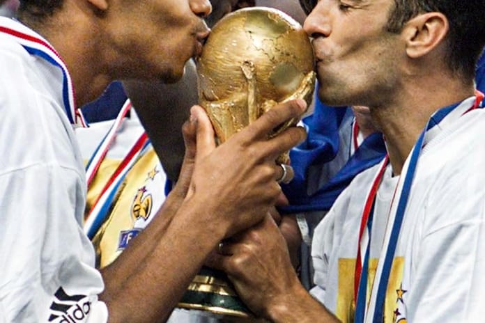 Koleksiyon ürünü futbol eşyaları Paris'te