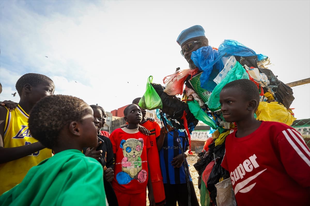 Senegalli Plastik Adam: Afrika, dünyanın çöp kutusu değil