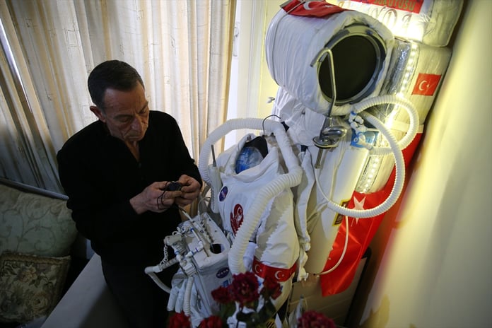 Belirli günlerde sokak ve meydanlarda bu özel kıyafetiyle su dağıtan Konuk, suyun önemi konusuna dikkati çekmeye çalışıyor.