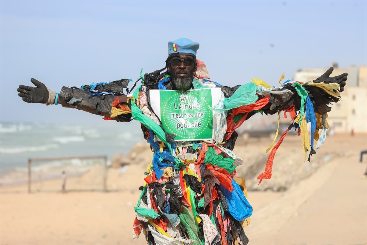 Senegalli Plastik Adam: Afrika, dünyanın çöp kutusu değil