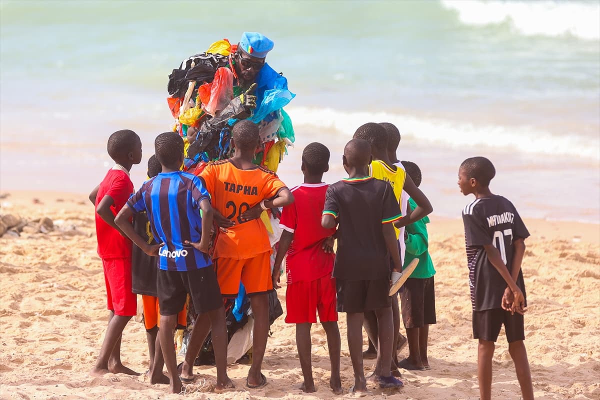 Senegalli Plastik Adam: Afrika, dünyanın çöp kutusu değil