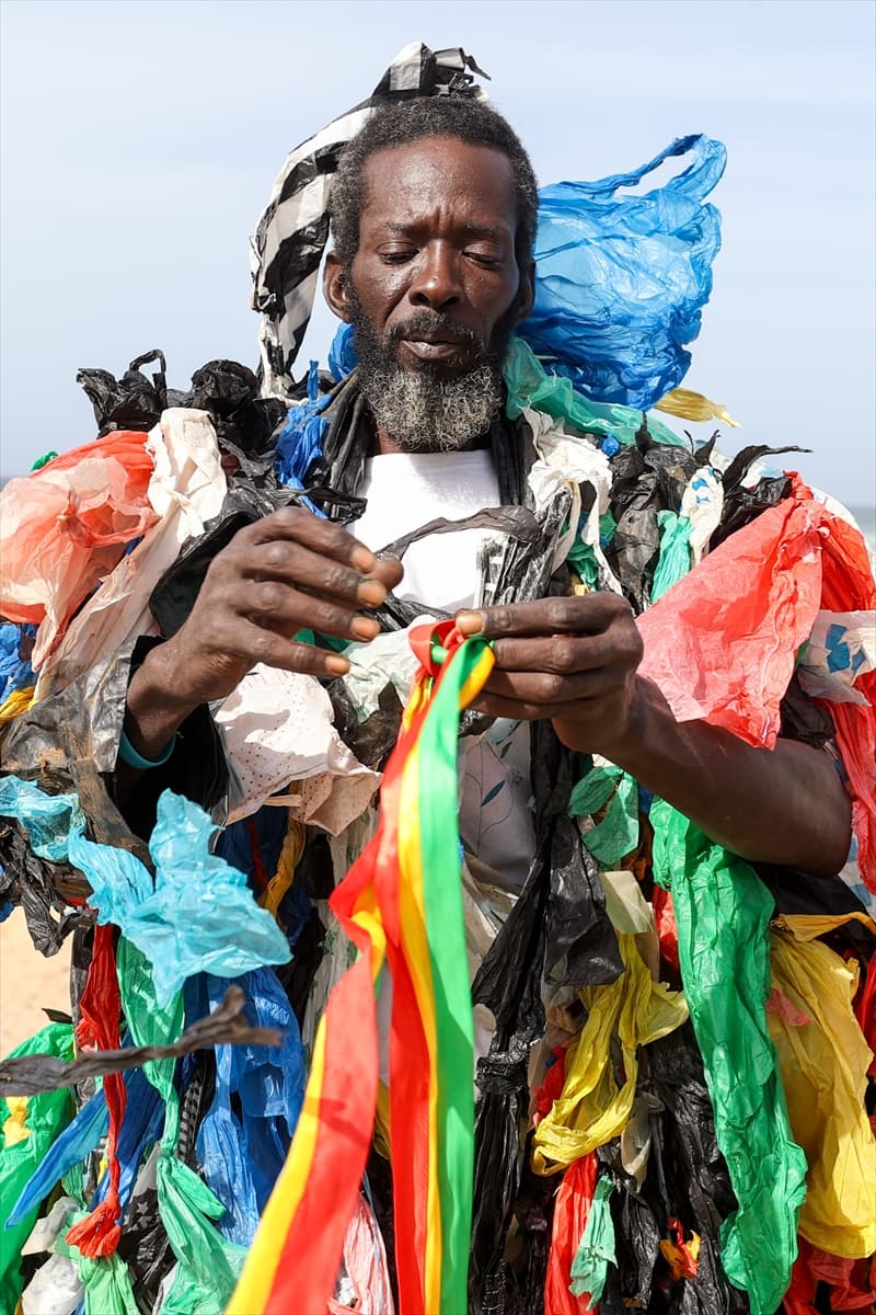 Senegalli Plastik Adam: Afrika, dünyanın çöp kutusu değil
