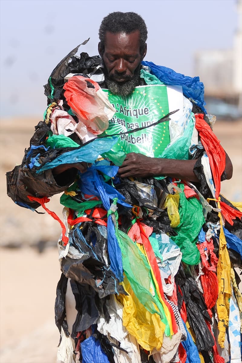 Senegalli Plastik Adam: Afrika, dünyanın çöp kutusu değil