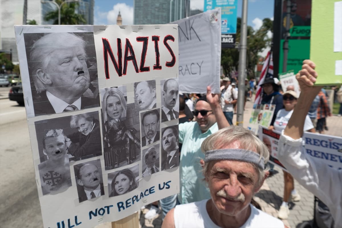 Trump karşıtı binlerce kişi sokağa çıktı