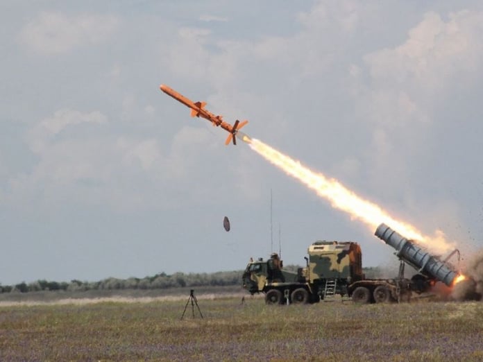 Zelensky Ukrayna'nın yeni seyir füzesini tanıttı