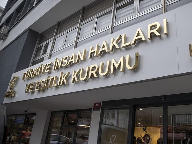 TİHEK'ten tesettürlü mayo kararı: Tatil sitesine ceza uygulandı