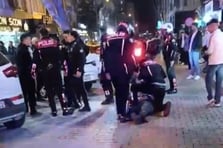 Gözaltına alınan saldırgan polisi tehdit etti