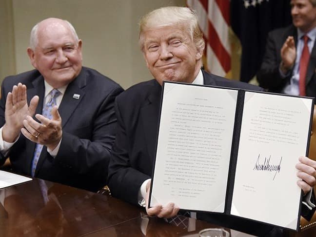Trump Eğitim Bakanlığı'nı kapattı