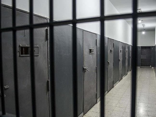 Nijerya'da 12 kişi hapisten kaçtı
