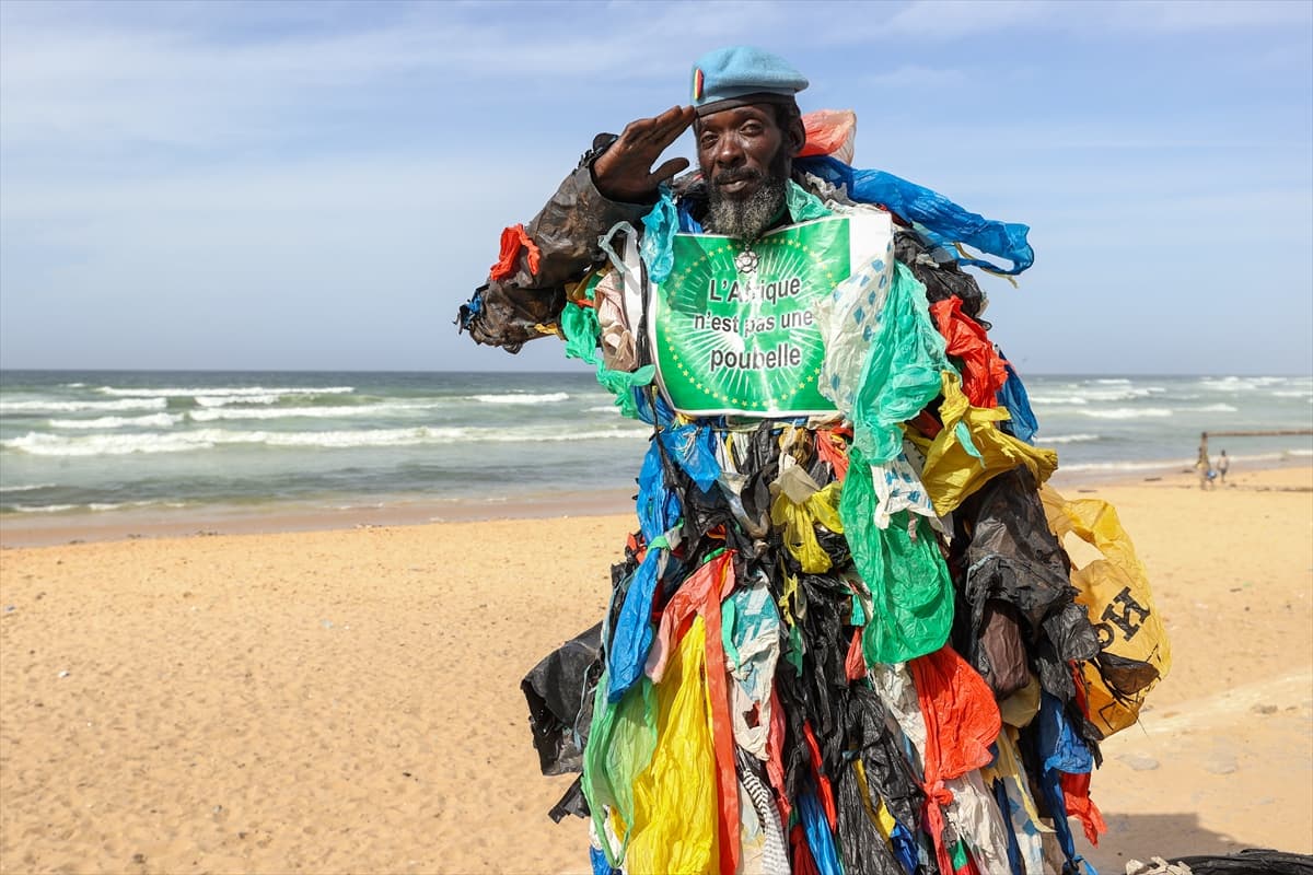 Senegalli Plastik Adam: Afrika, dünyanın çöp kutusu değil