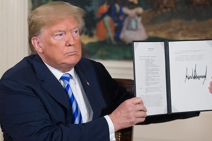 Trump'tan Çin'de üretilen teknolojik ürünlere vergi jesti