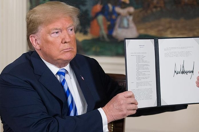 Trump'tan Çin'de üretilen teknolojik ürünlere vergi jesti