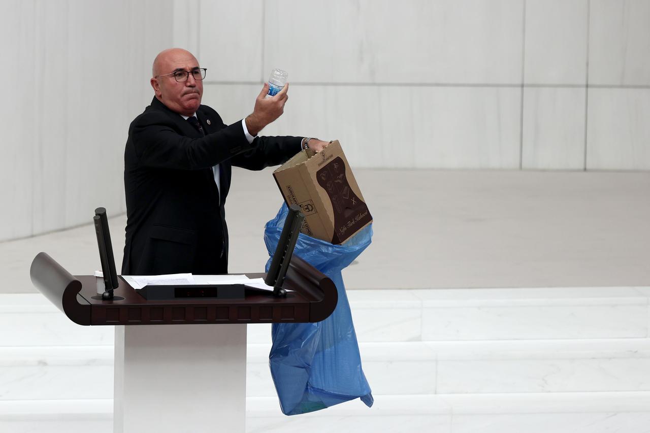 Mahmut Tanal'ın paylaşımlarını yapay zekaya yazdırdığı ortaya çıktı