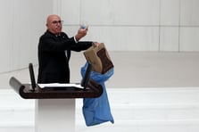 Mahmut Tanal'ın paylaşımlarını yapay zekaya yazdırdığı ortaya çıktı