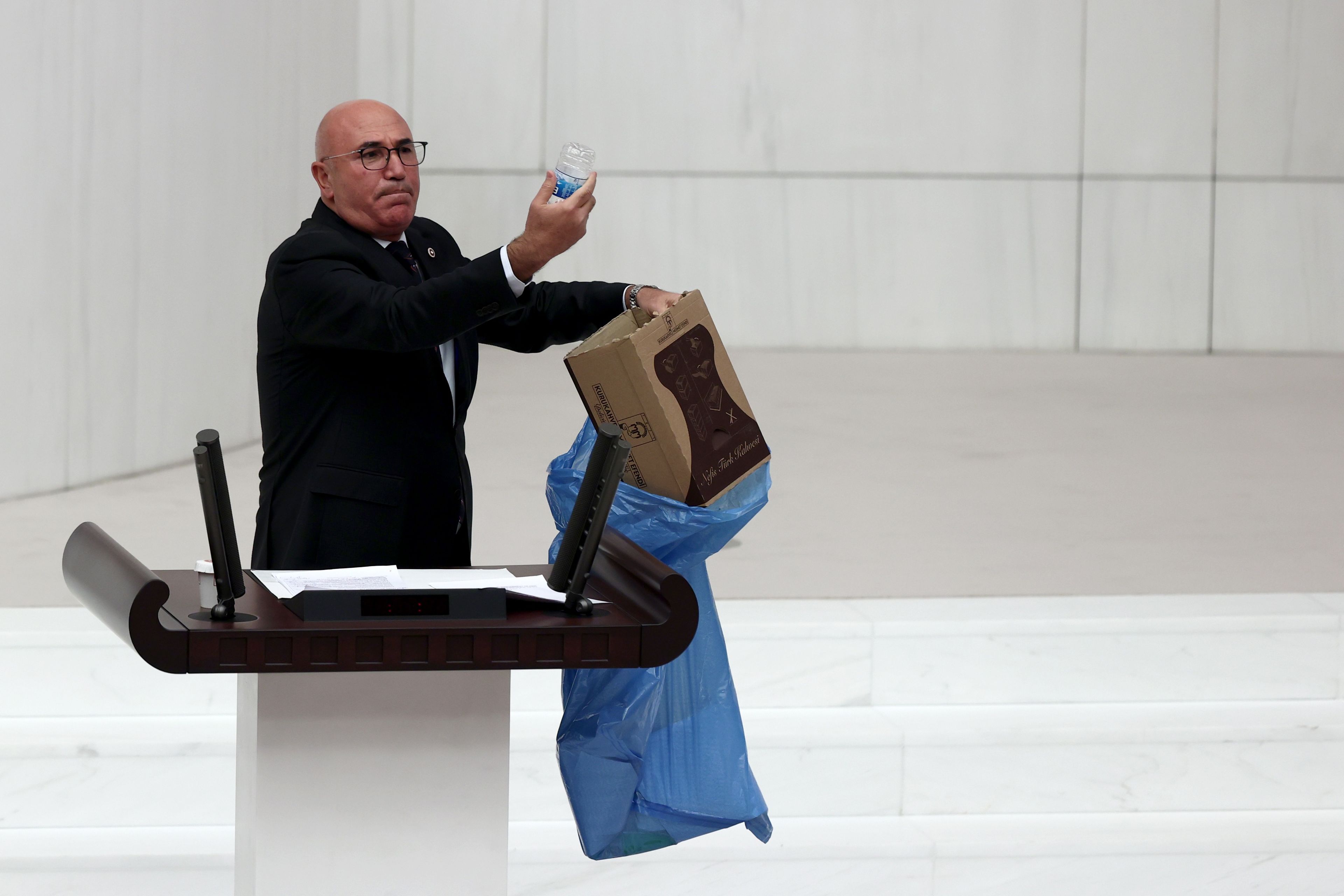 Mahmut Tanal'ın paylaşımlarını yapay zekaya yazdırdığı ortaya çıktı