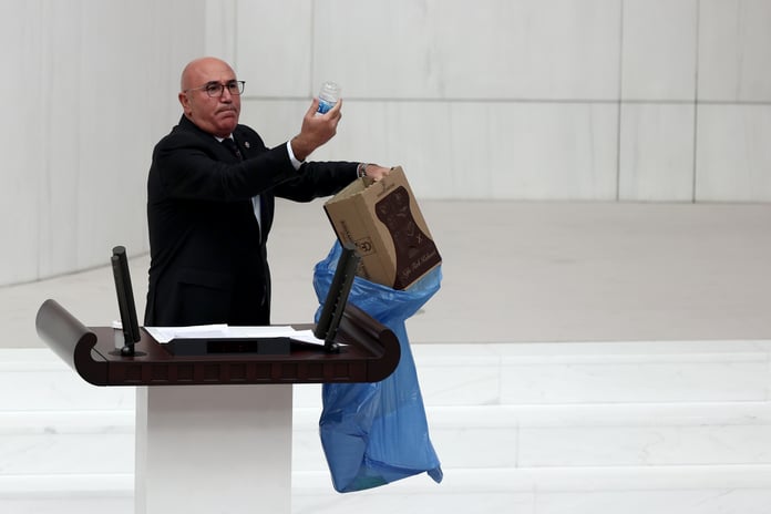 Mahmut Tanal'ın paylaşımlarını yapay zekaya yazdırdığı ortaya çıktı