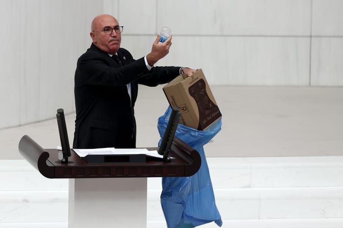 Mahmut Tanal'ın paylaşımlarını yapay zekaya yazdırdığı ortaya çıktı