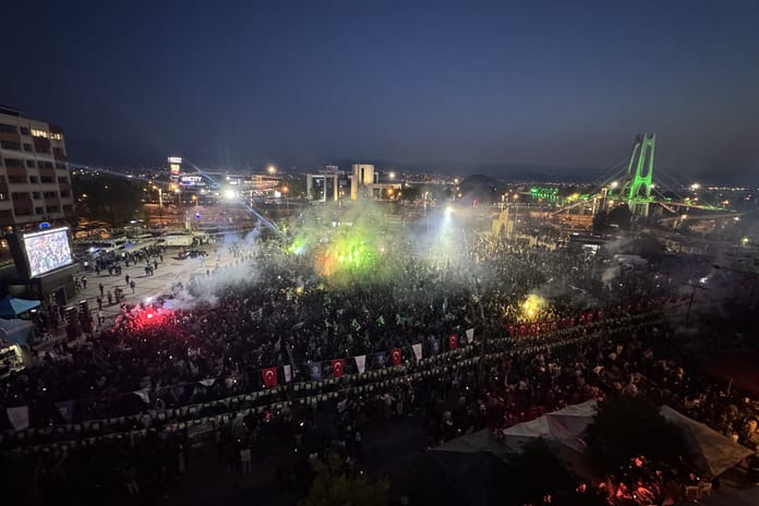 Taraftarlar sokaklara akın etti