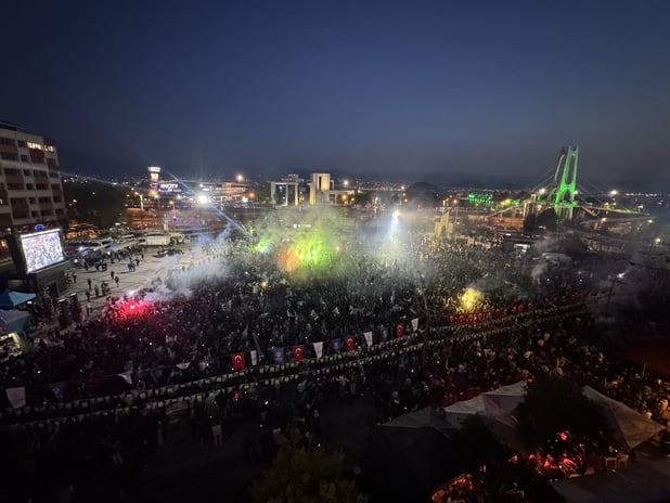 Taraftarlar sokaklara akın etti