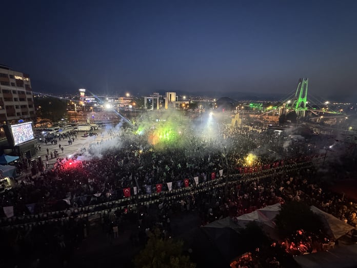 Taraftarlar sokaklara akın etti