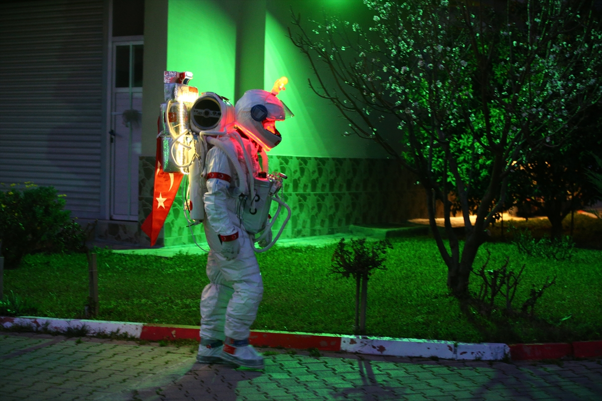 Su tasarrufuna dikkat çekmek için astronot oldu