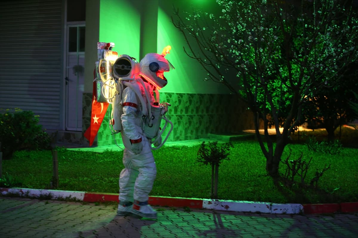 Su tasarrufuna dikkat çekmek için astronot oldu