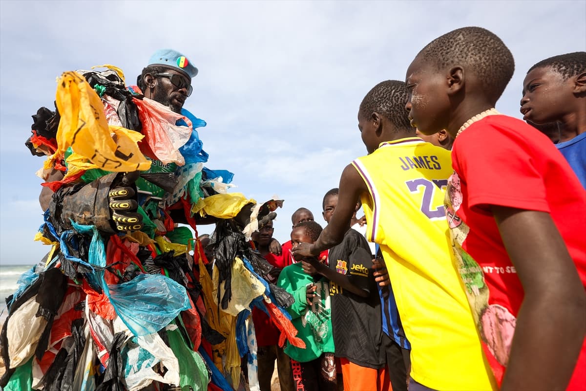 Senegalli Plastik Adam: Afrika, dünyanın çöp kutusu değil