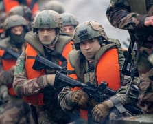 Fransız halkı zorunlu askerliğin geri getirilmesi gerektiğini düşünüyor