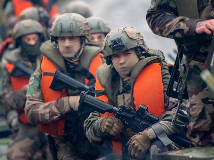 Fransız halkı zorunlu askerliğin geri getirilmesi gerektiğini düşünüyor