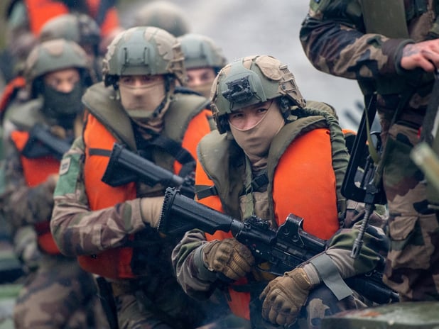 Fransız halkı zorunlu askerliğin geri getirilmesi gerektiğini düşünüyor