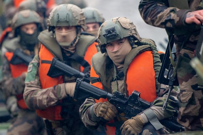 Fransız halkı zorunlu askerliğin geri getirilmesi gerektiğini düşünüyor