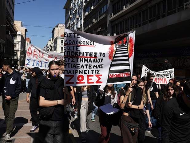 Yunanistan'da öfke dinmiyor: Tren faciası protestolarında çatışma çıktı