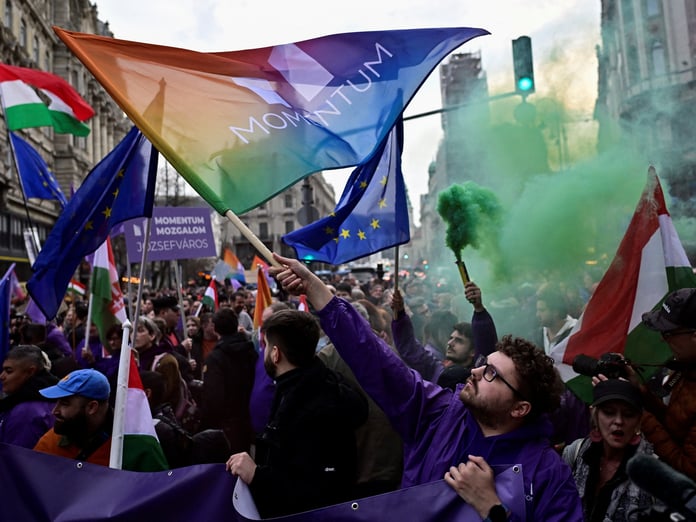 Macaristan'da LGBT yasağına karşı çıkanlar hükümet karşıtı protesto düzenledi