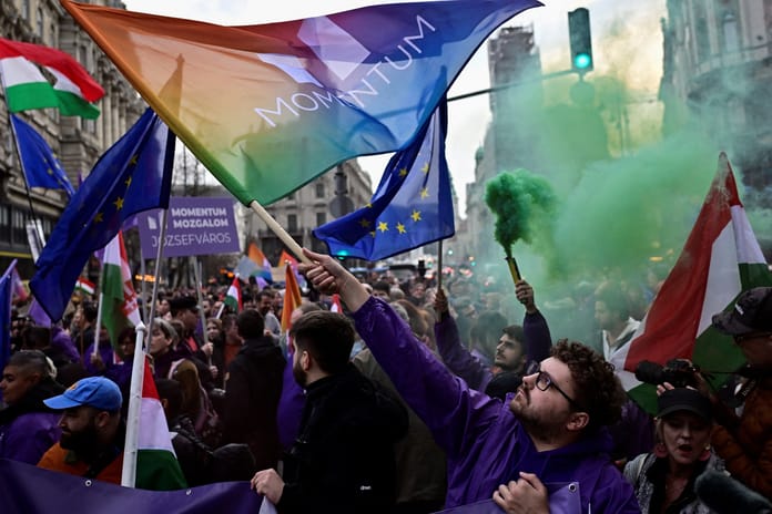 Macaristan'da LGBT yasağına karşı çıkanlar hükümet karşıtı protesto düzenledi