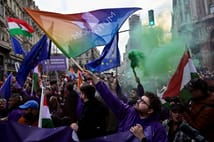 Macaristan'da LGBT yasağına karşı çıkanlar hükümet karşıtı protesto düzenledi