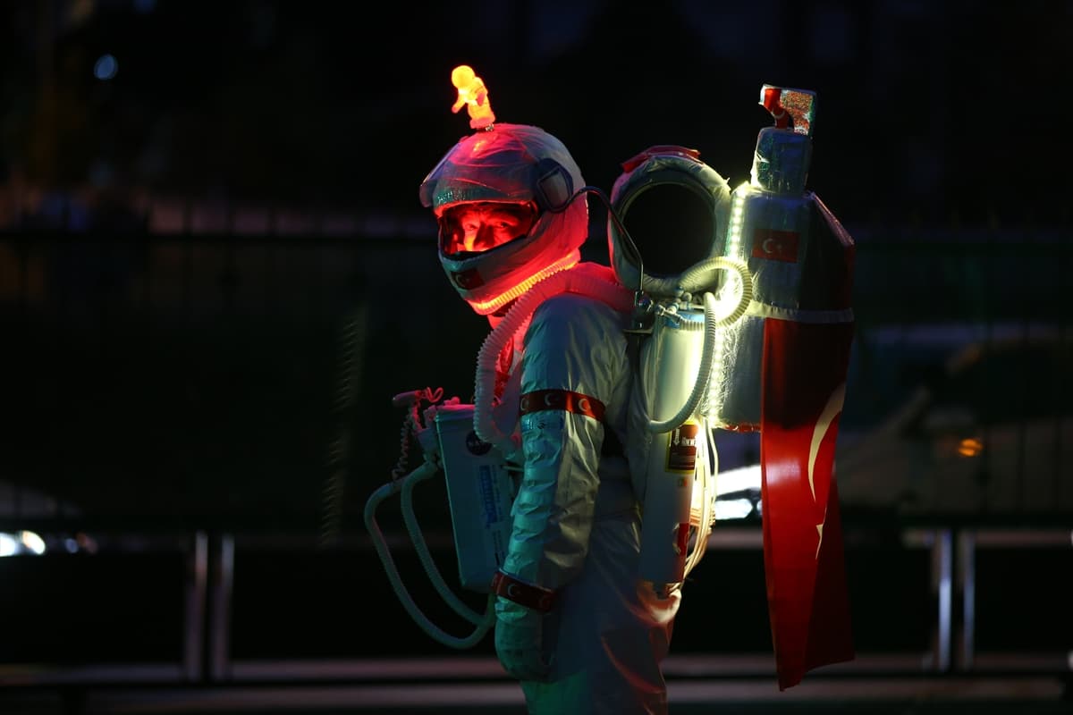 Su tasarrufuna dikkat çekmek için astronot oldu