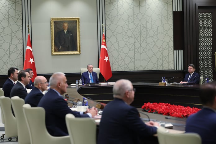 Kabine toplanıyor: Gündem başıboş köpekler ve bayram ikramiyeleri