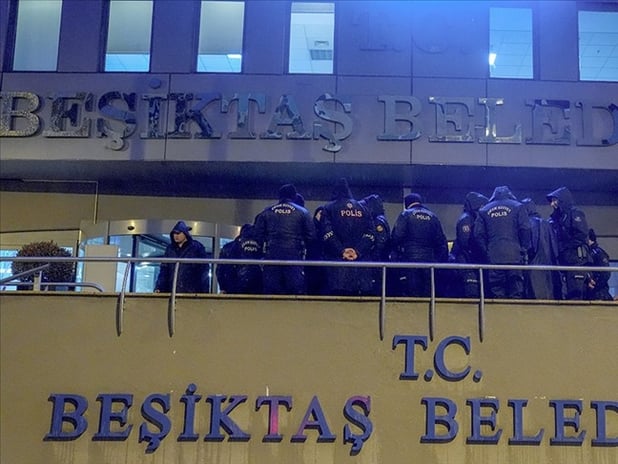 Başkan yardımcısı ve görevliler gözaltına alındı