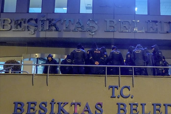 Başkan yardımcısı ve görevliler gözaltına alındı