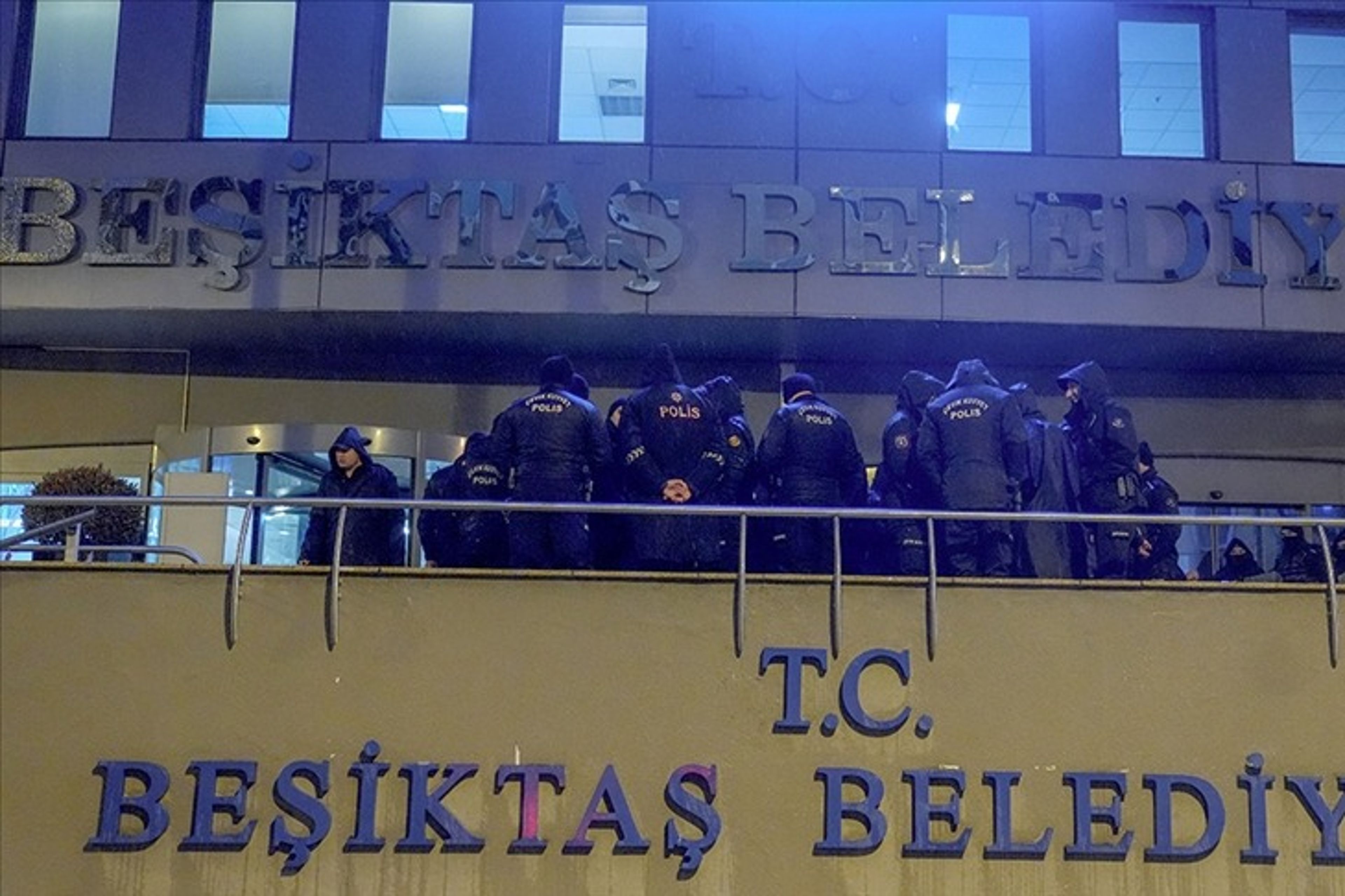 Başkan yardımcısı ve görevliler gözaltına alındı