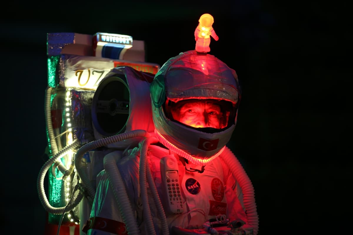 Su tasarrufuna dikkat çekmek için astronot oldu