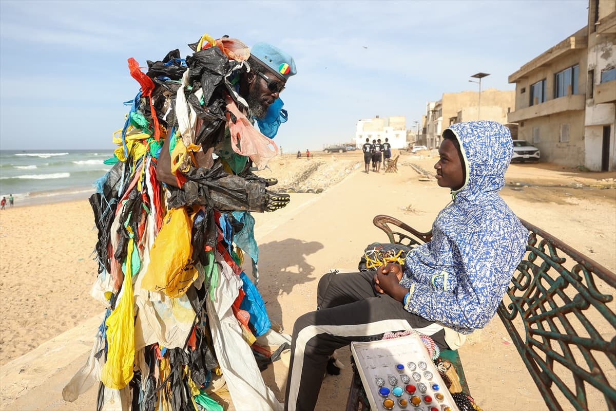 Senegalli Plastik Adam: Afrika, dünyanın çöp kutusu değil