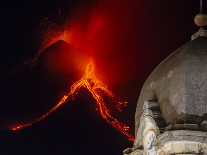 Etna Yanardağı lav ve kül püskürttü