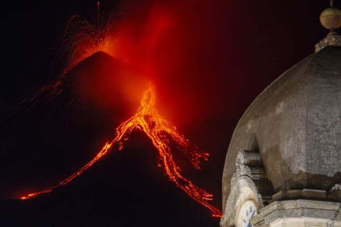 Etna Yanardağı lav ve kül püskürttü