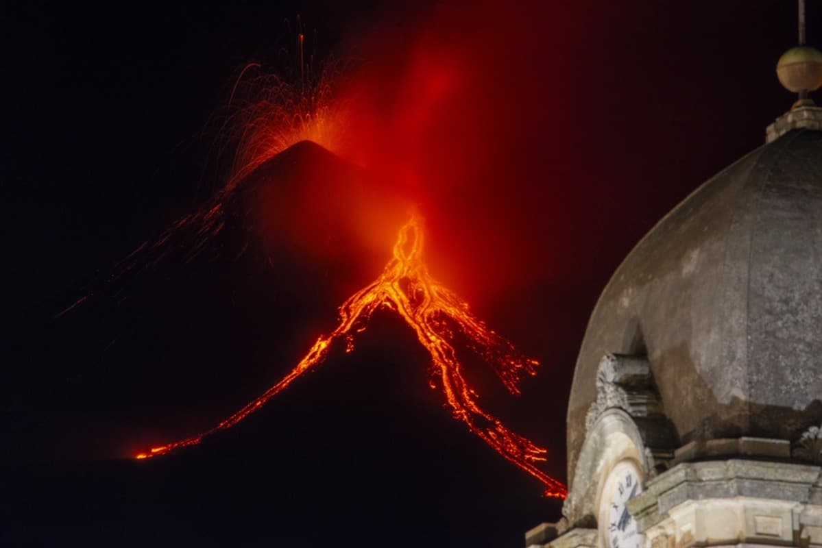 Etna Yanardağı harekete geçti